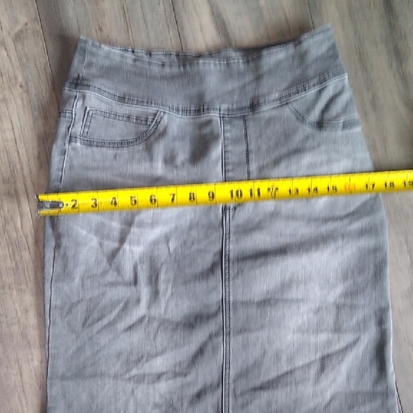 The MAIN STREET EXCHANGE Sara' Classic Knee Length Denim Skirt in Charcoal - Picture 5 of 5